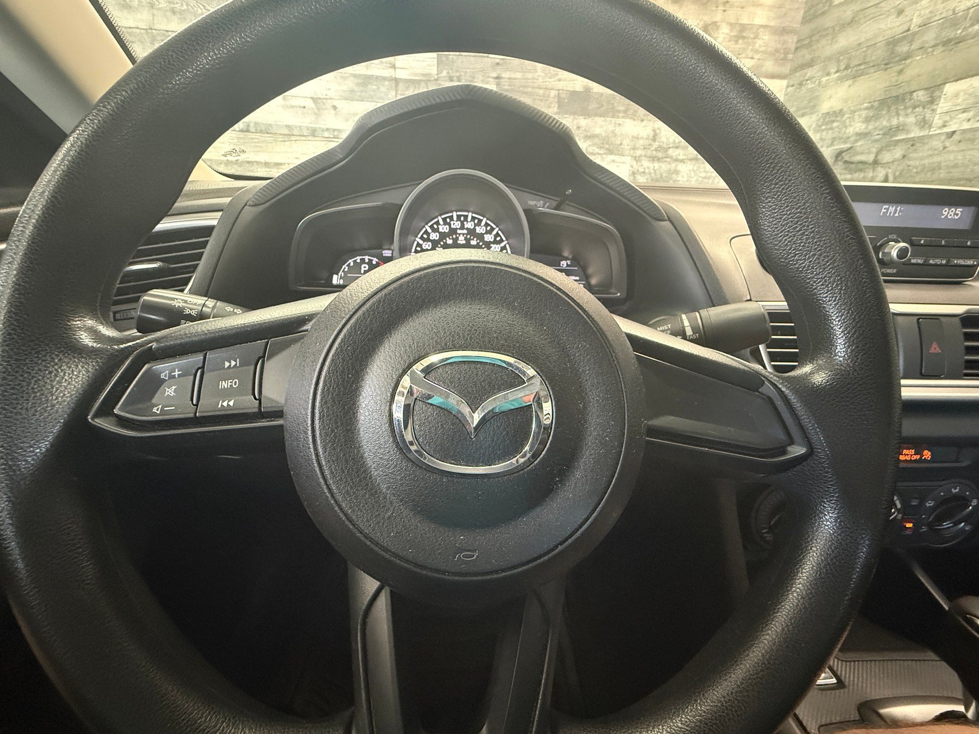Mazda Mazda3 2018 - Thumbnail 9