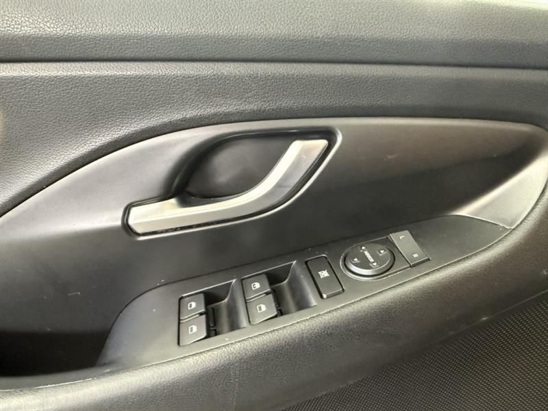 Hyundai Elantra GT 2018 - Image 12