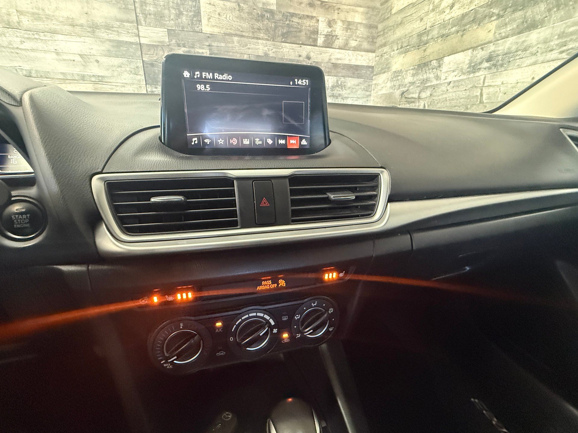 Mazda Mazda3 2018 - Thumbnail 12